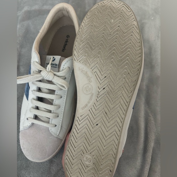 Victoria Sneakers - Picture 2 of 3